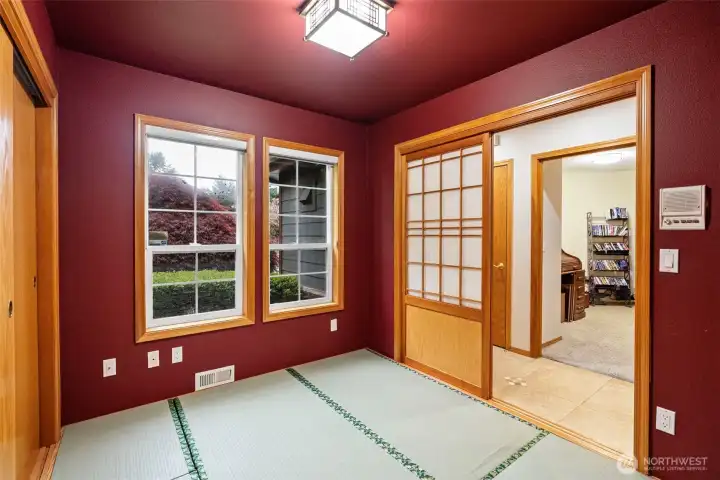 Tatami/Meditation/Flex Room with closet.