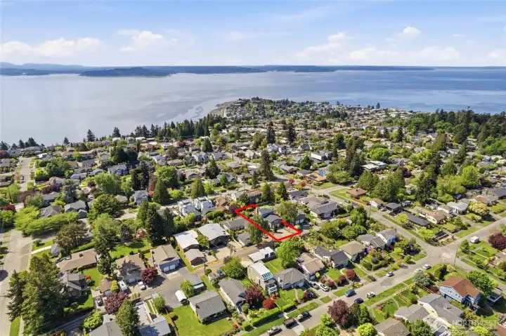 Perfectly located between the scenic tranquility of Alki and the vibrant energy of the Alaska Junction.
