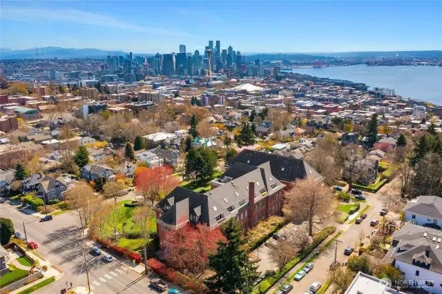 Premier neighborhood with beautiful views of the sound