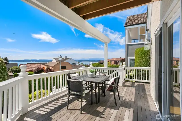 Panoramic & dynamic views from two decks!