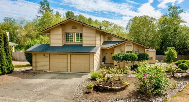 Welcome home the your private sanctuary in Fox Glen Bellevue highly desirable community close to all of Bellevue centrally located between Bel Red and Crossroads