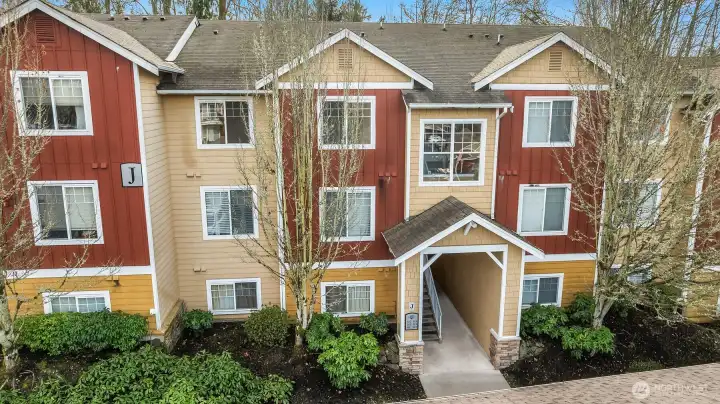 A lovely upstairs condo with 2 bedrooms & 2 bathrooms. 981 square feet of living space.