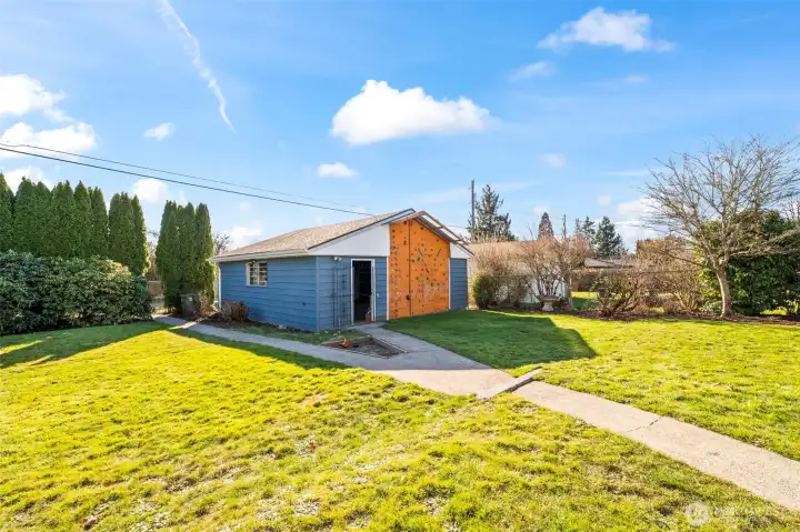 Rockwall on the back of garage