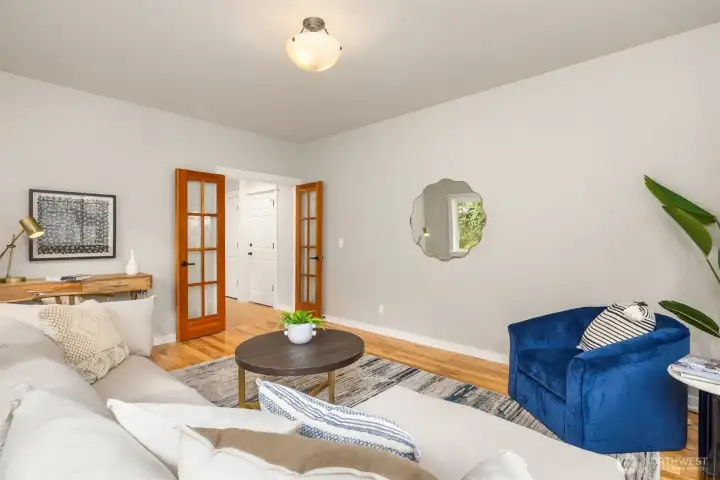 From another angle, the space reveals its flexibility—easily adapted to suit changing needs, while maintaining a calm, cohesive design language throughout.