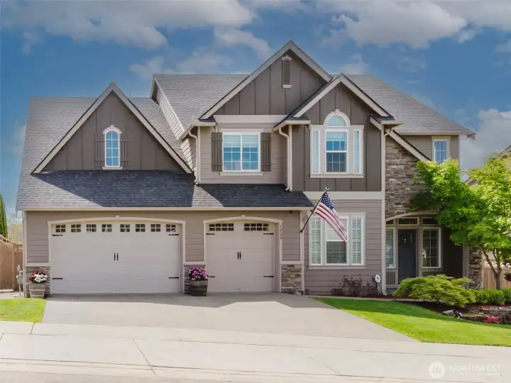 Great street appeal, 3 car garage Great street appeal, 3 car garage
