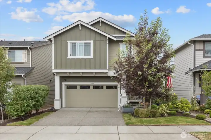 2 car garage and 2 car driveway. Lots of street parking as well! 2 car garage and 2 car driveway. Lots of street parking as well!
