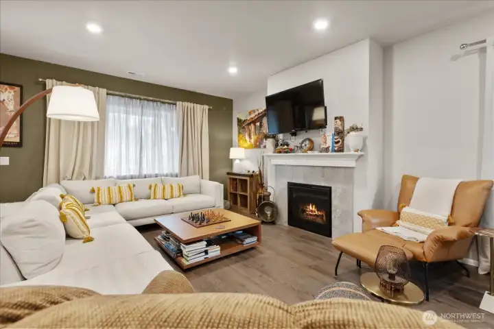 Living room with gas firepalce. Living room with gas firepalce.