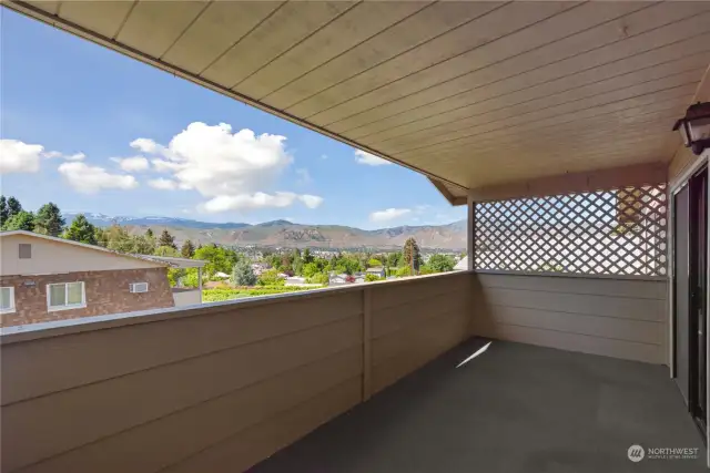 Deck off of the dining room-beautiful mountain views!