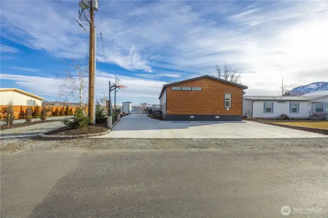 Plenty of space for RV/Boat/Car parking and furture garage/shop