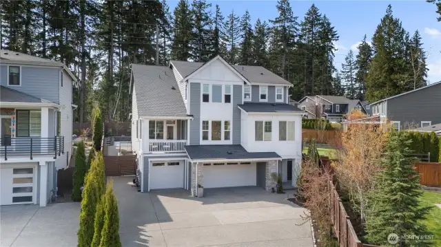 Large driveway with extra parking