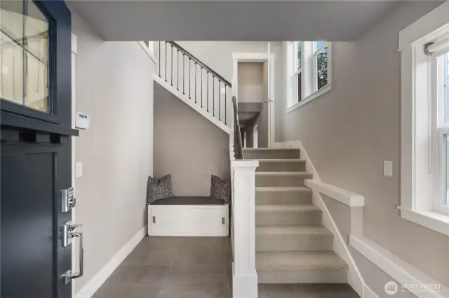 Foyer with Wall-Paper and seating area