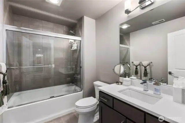 Full bathroom just off Guest room 1