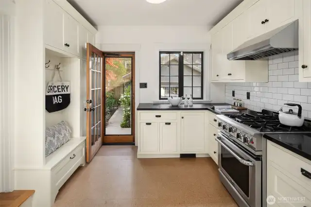 Fully featured with great appliances even six burners!
