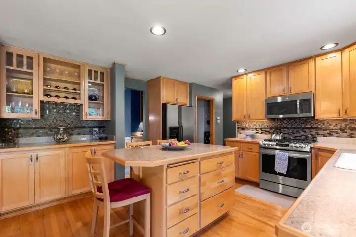 Maple cabnets with undermount lighting