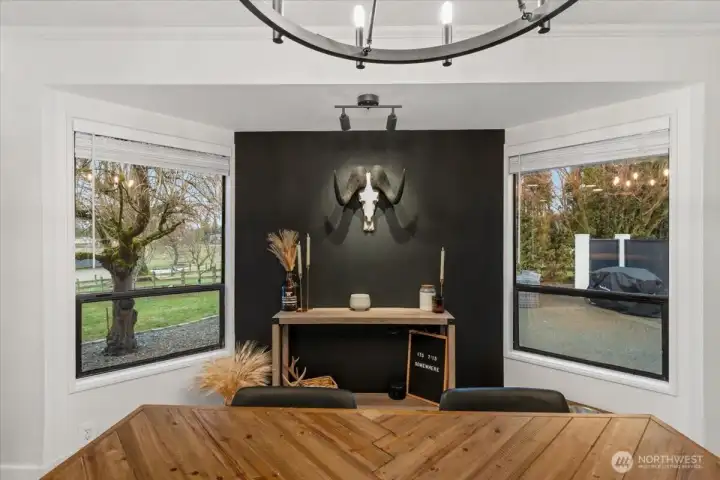 Dining are w/beautiful natural light