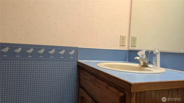 Full Bathroom in Hallway