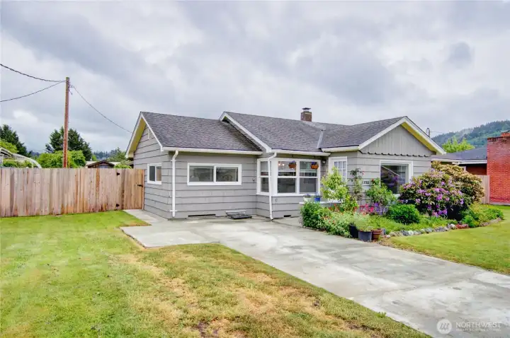 Nice driveway parking and potential for more on the left.