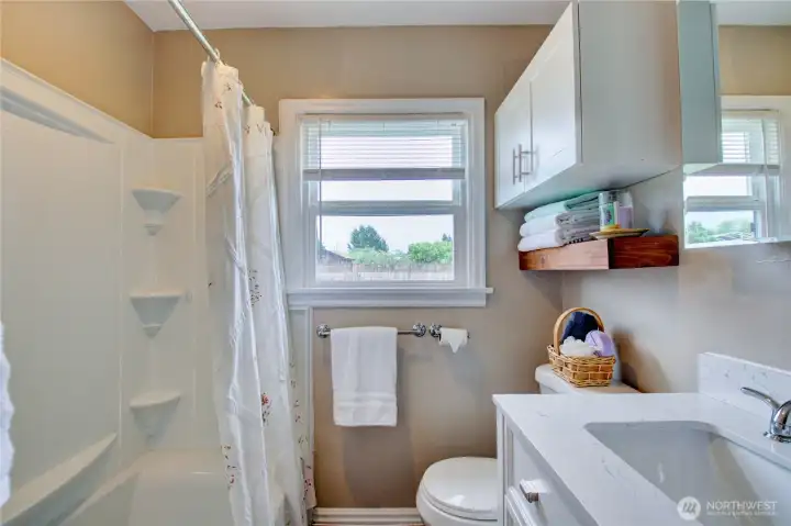Main bathroom with tub/shower.