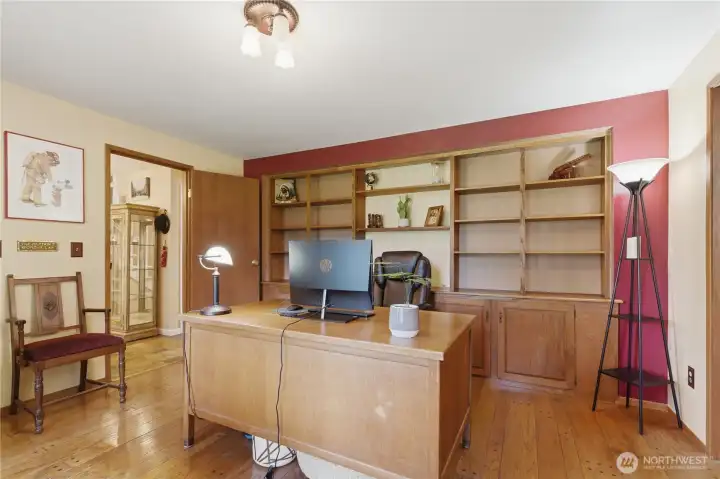 Main floor den with amazing built-in shelving and cabinets. Main floor den with amazing built-in shelving and cabinets.