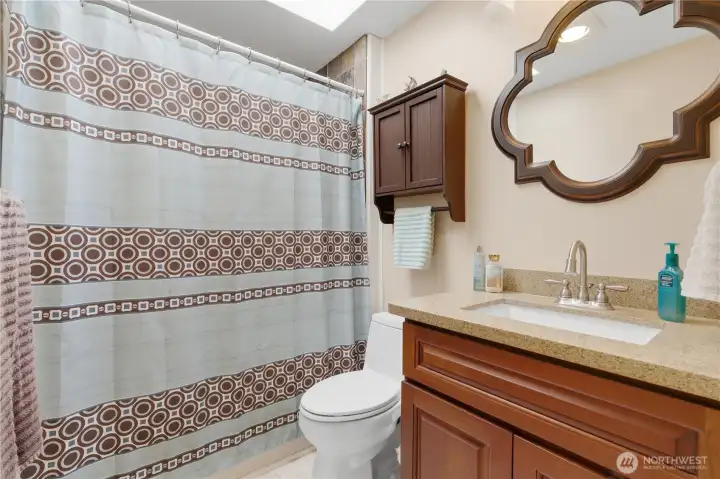 Upper level bathroom ready for family or guests. Upper level bathroom ready for family or guests.
