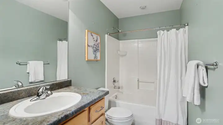 Upstairs guest full bath.