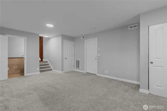 Large Bonus Room w/Powder Bath