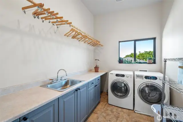 Laundry on 2nd level.