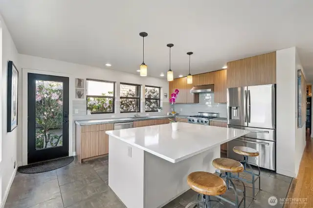 Ideal layout - kitchen is chef ready!