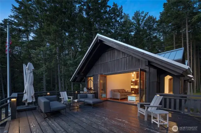 Nano-style doors fully open the west-facing wall to the deck.