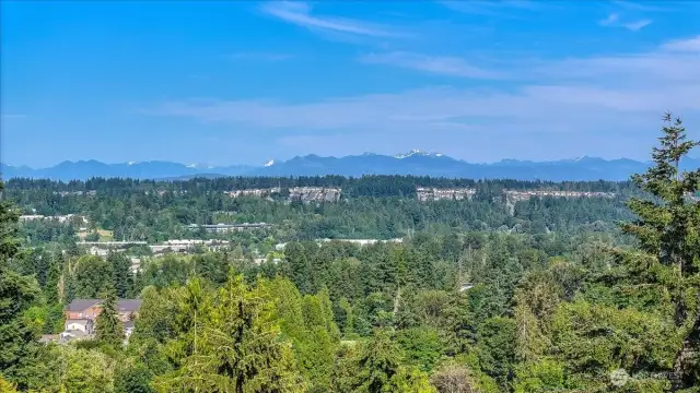 Breathtaking territorial views of the Cascade Mountains and City