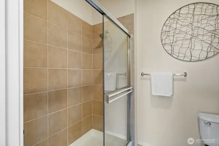 En-suite primary bathroom