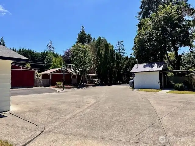 Very large area for parking/RV