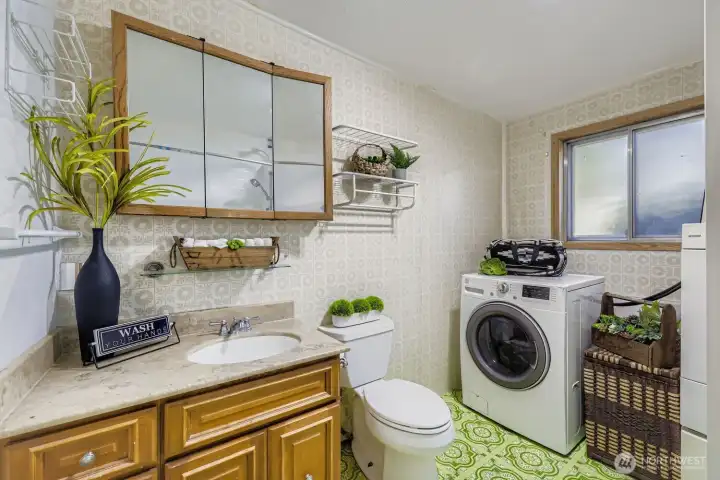 Full bath with washer/dryer