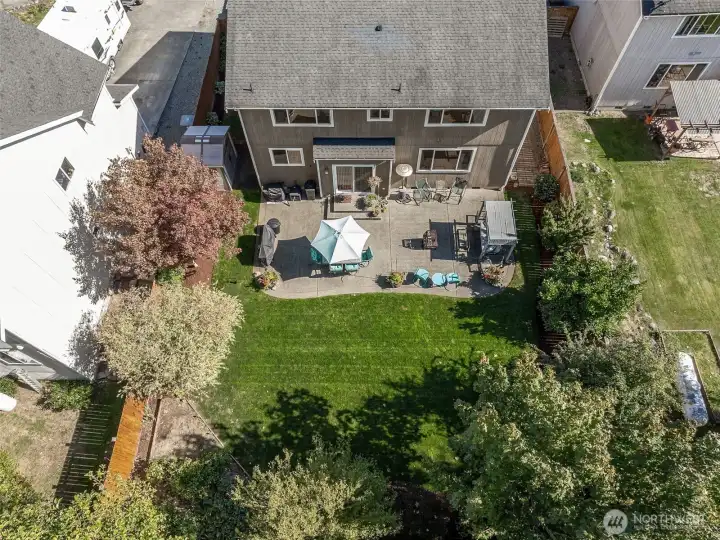 Staggered homes give even more privacy for outdoor entertaining! Well kept storage shed to the left of the house for all your gardening storage needs.