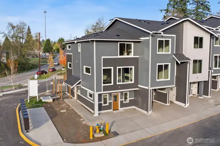 Photographs are for illustrative purposes only. Features, finishes, interior/exterior colors, landscaping and floorplan shown may vary from actual homes built.