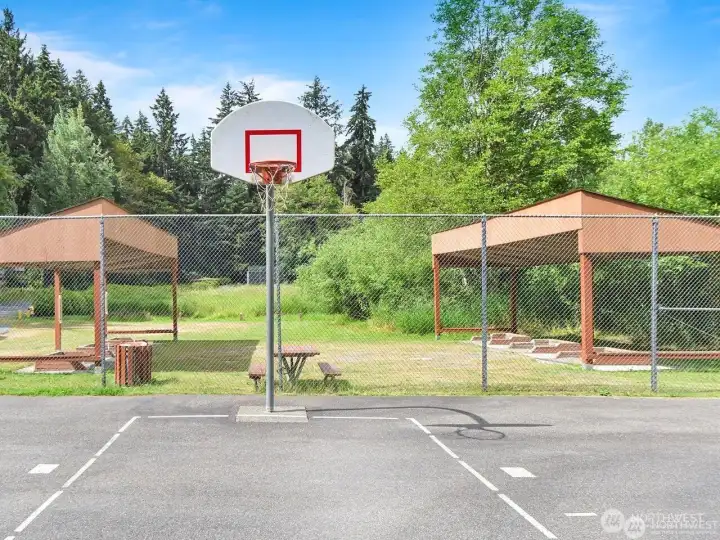 Add horseshoes and hoops to the list of activities you can enjoy here