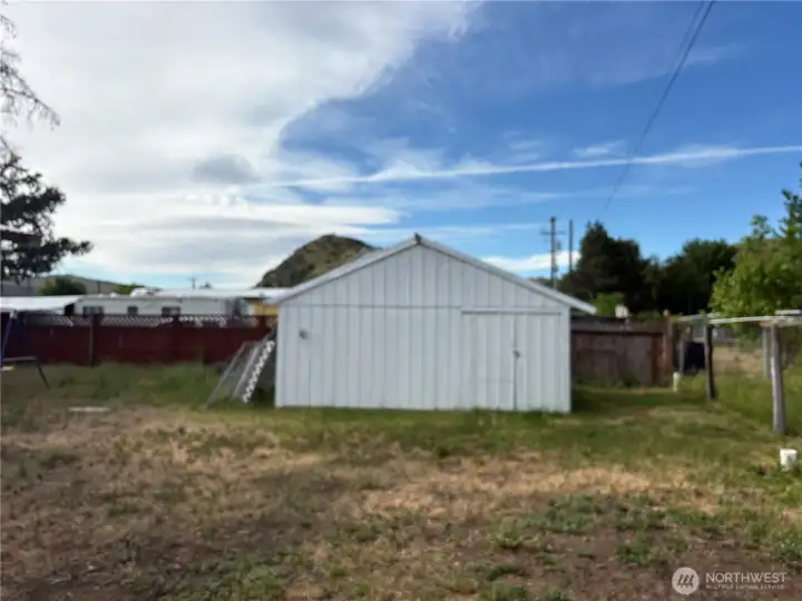 Outbuilding in addition to the shop