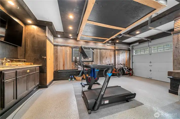 HUMAN CAVE getaway!! Includes "wet bar", TV/Cable and epoxy coated floor....great for in home gym. Full sized one car garage. Connected to the 2 car garage.