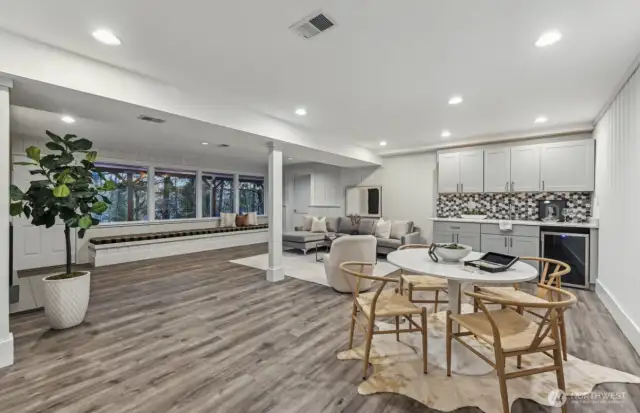 Family Great room, wet bar.  Huge MIL potential.
