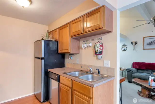 Newer appliances flooring and cabs