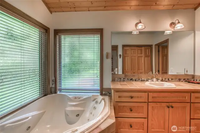 Ensuite 2 person jetted tub.