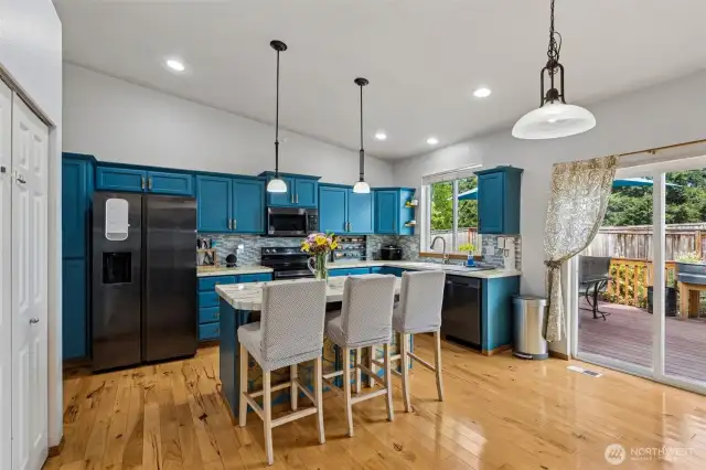 Large Kitchen w/ Island