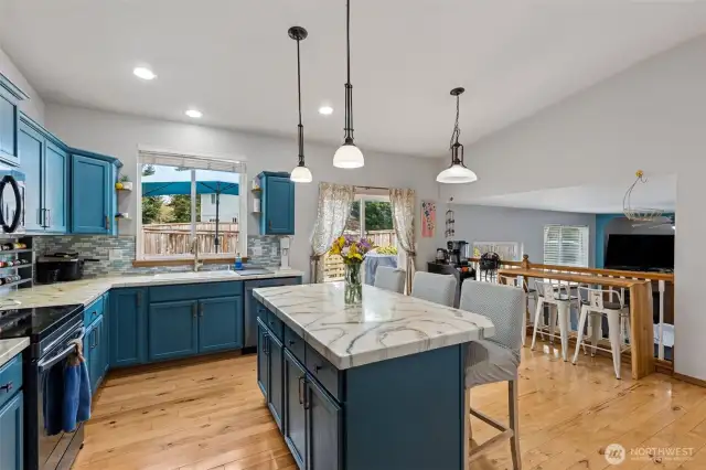 Large Kitchen w/ Island