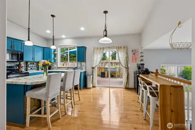 Large Kitchen w/ Island