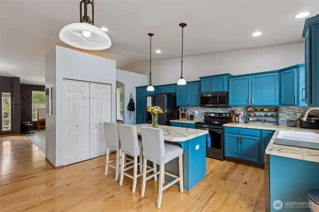 Large Kitchen w/ Island