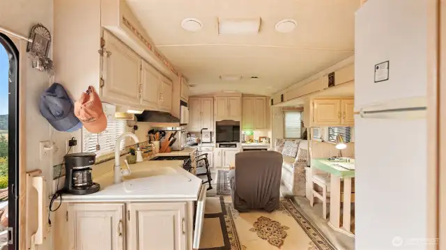 This home has been meticulously maintained, in very gently-lived in condition! Clean, tidy, and ready for you to move right in without lifting a finger.