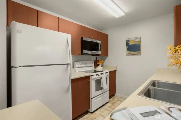 Fridge, microwave, oven all stay with unit