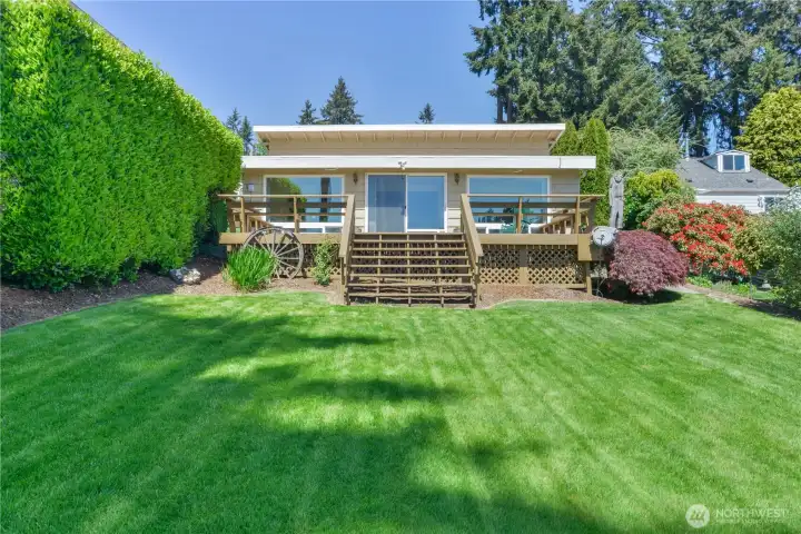 Front view of this fabulous house on Steel Lake!