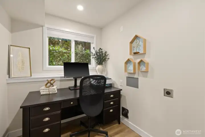 Office/with laundry hook up for flexible use