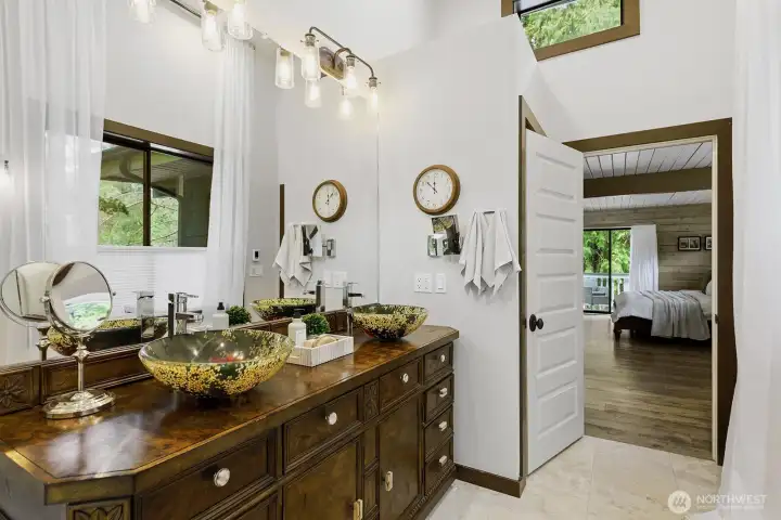 Gorgeous sinks in this 5 pc Pr9mary bath